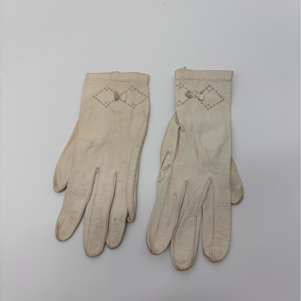 Vintage Cream Kid Leather Gloves with Embroidered Diamond Bow Detail – Size 6½–7